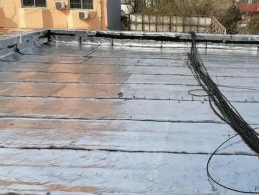 新晃卫生间漏水维修公司分享下新晃屋面楼顶防水刚性防水层施工要点。