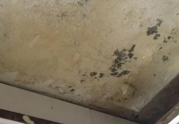 新晃阳台漏水维修公司分享下新晃卫生间渗水维修需要注意哪些问题。